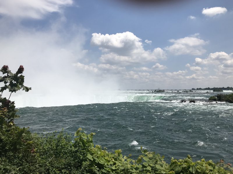 A view of the niagara falls from the canadian side.